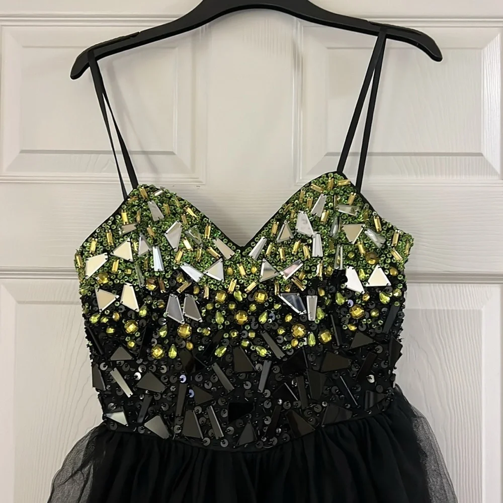 Short Black and Green Prom Dress with Elegant Design M - Picture 3 of 11